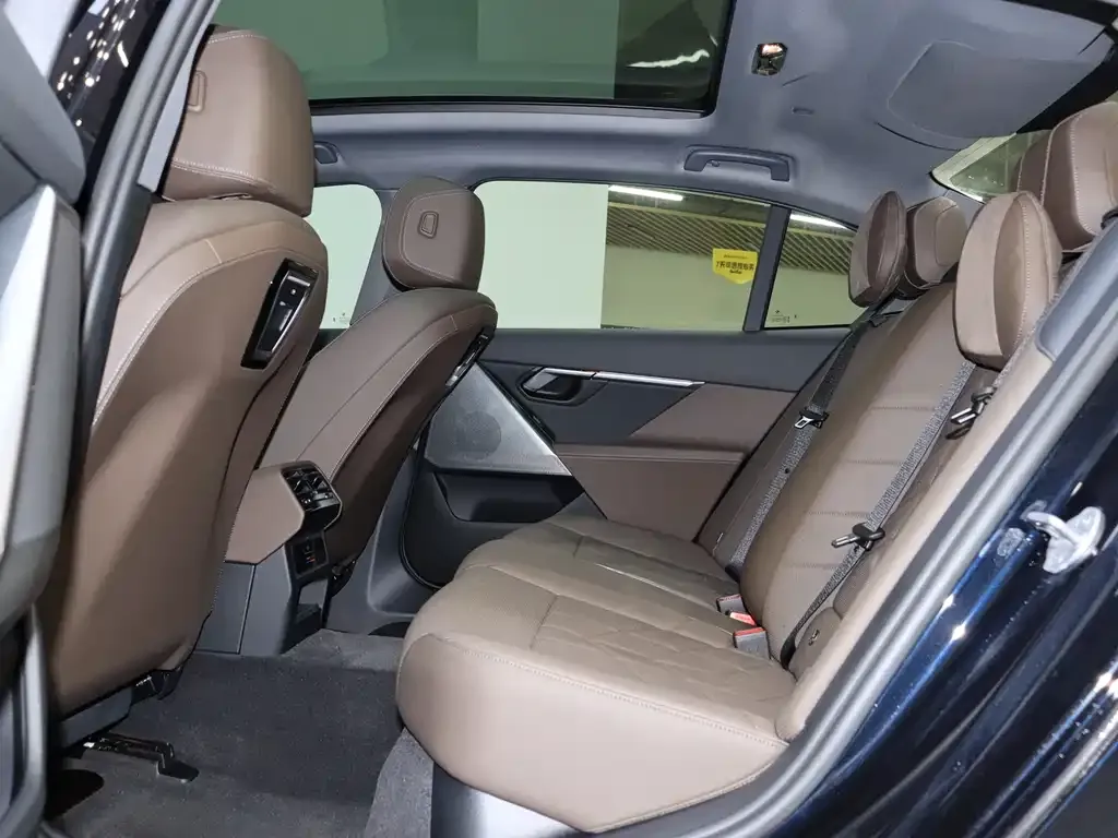 BMW 5 Series 2025 из CN, фото 8