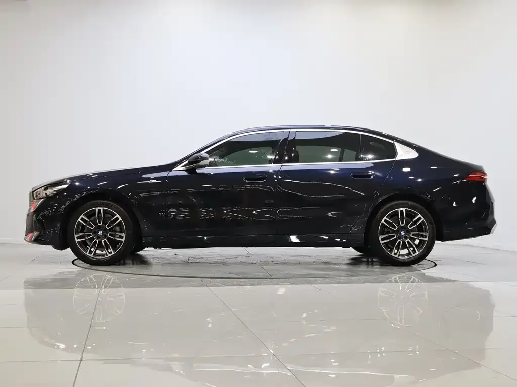 BMW 5 Series 2025 из CN, фото 2