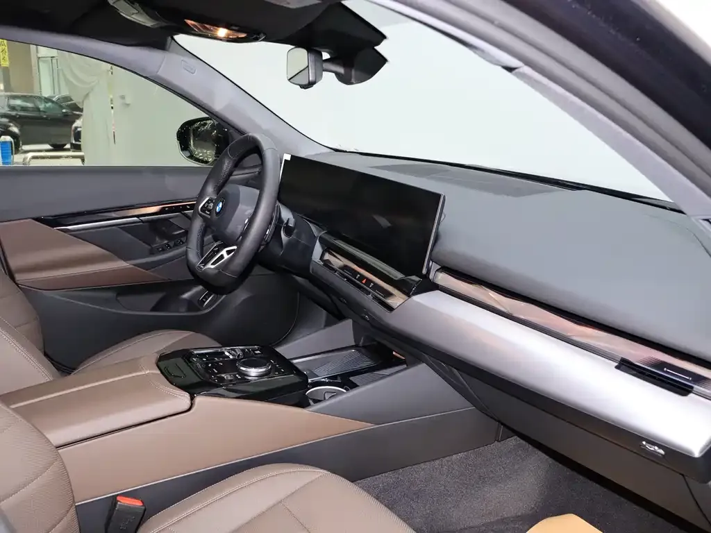 BMW 5 Series 2025 из CN, фото 4