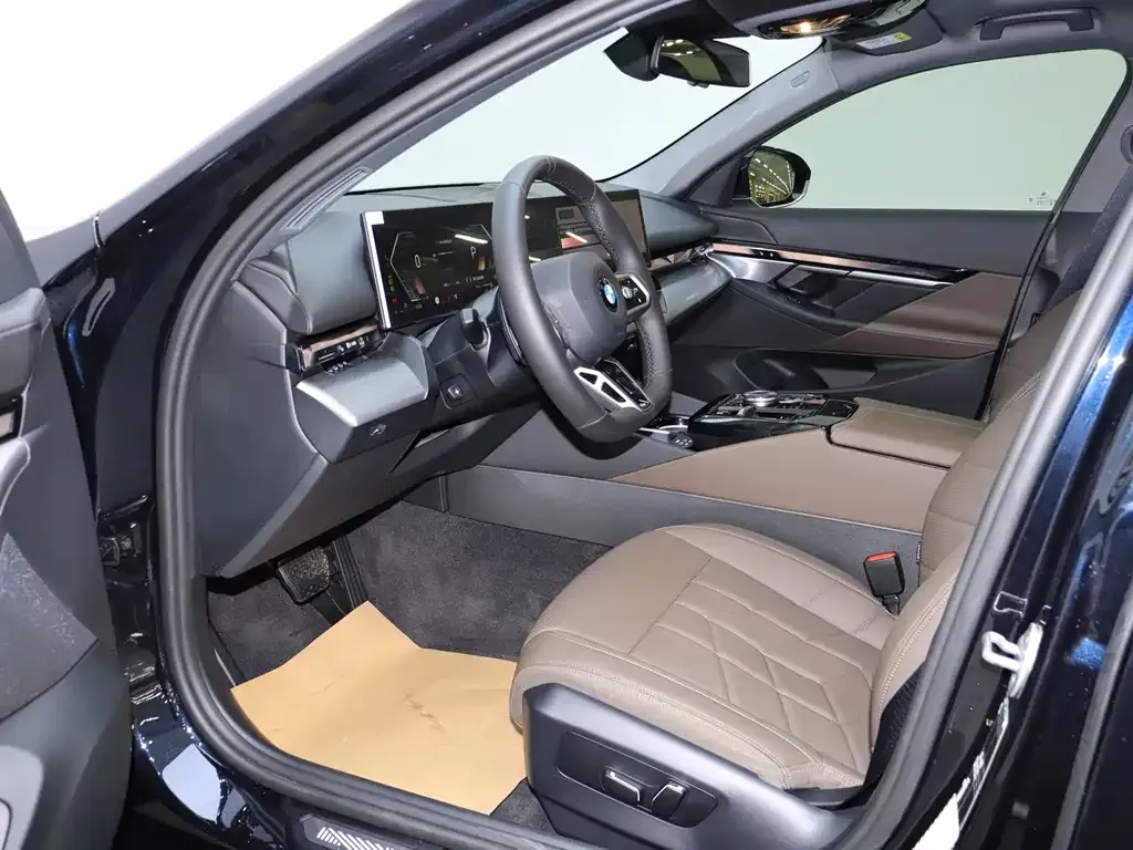BMW 5 Series 2025 из CN, фото 6