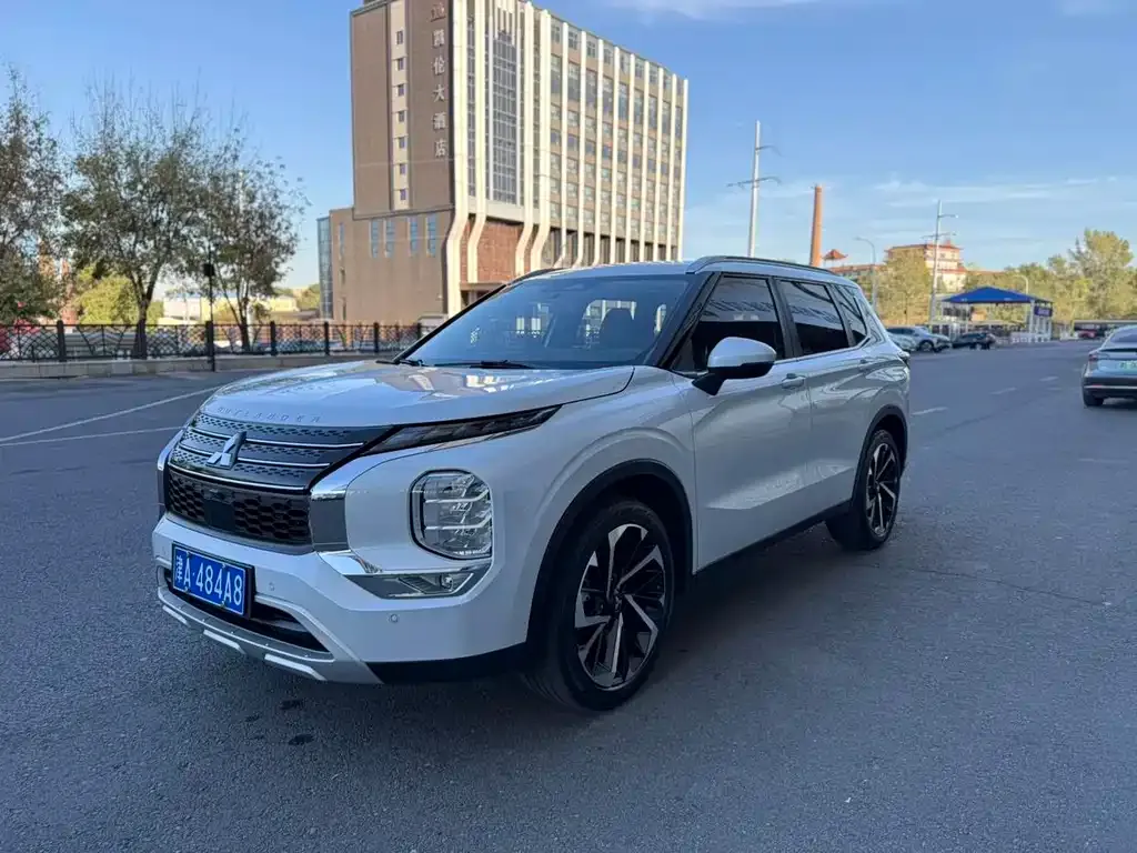 Mitsubishi Outlander 2023 из CN, фото 1