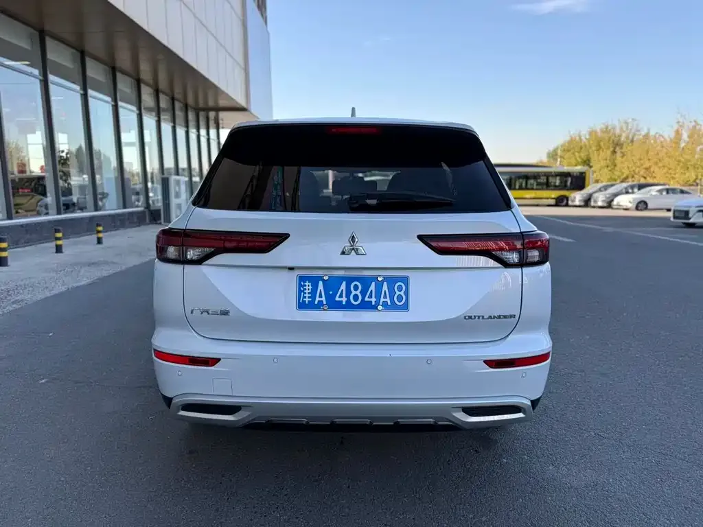 Mitsubishi Outlander 2023 из CN, фото 2