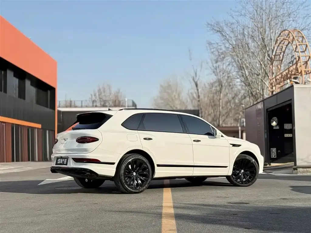 Bentley Bentayga 2023 из CN, фото 10