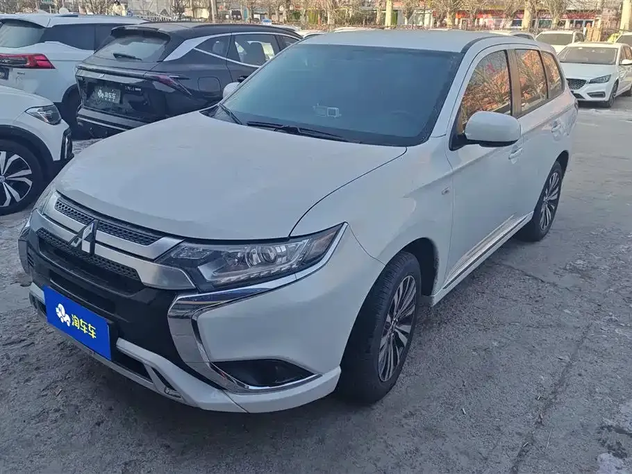 Mitsubishi Outlander — фото 1