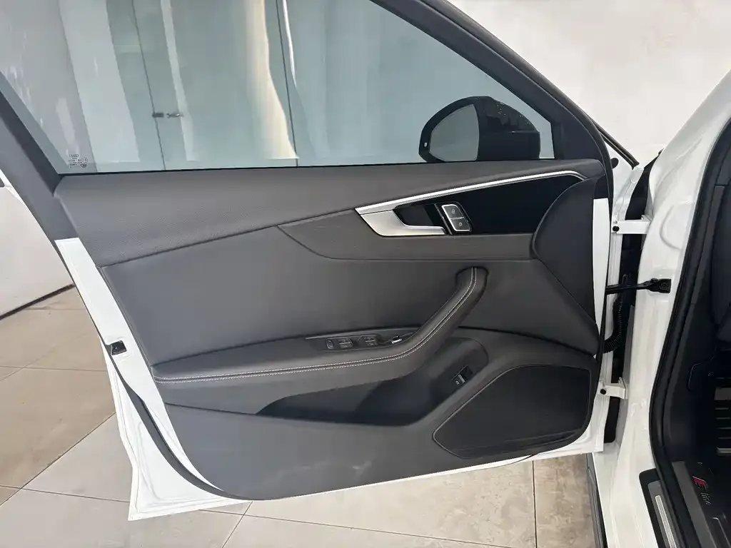 Audi A4L 2024 из CN, фото 10