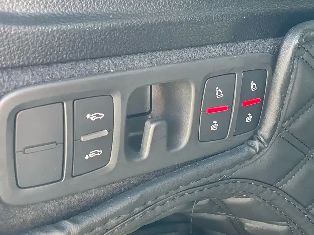 Audi Q7 2021 из CN, фото 8