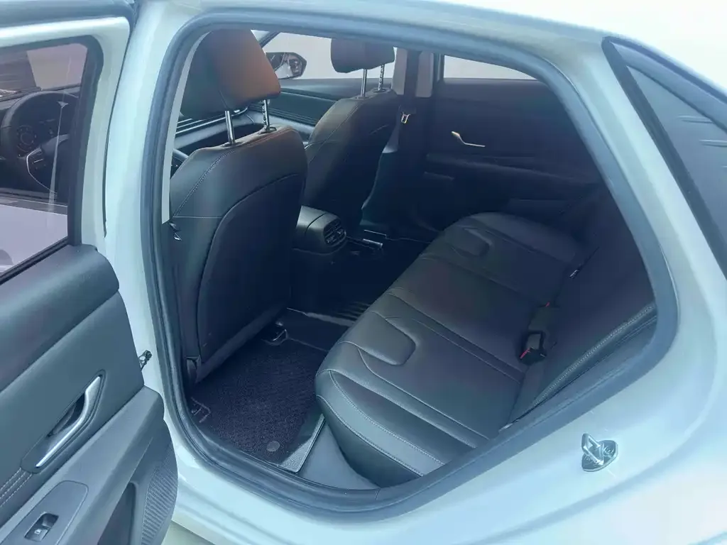 Hyundai Elantra 2023 из CN, фото 4