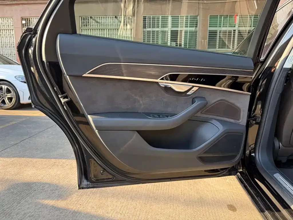Audi A8 2021 из CN, фото 7