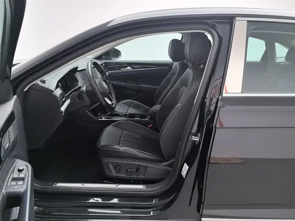 Volkswagen Passat 2023 из CN, фото 10