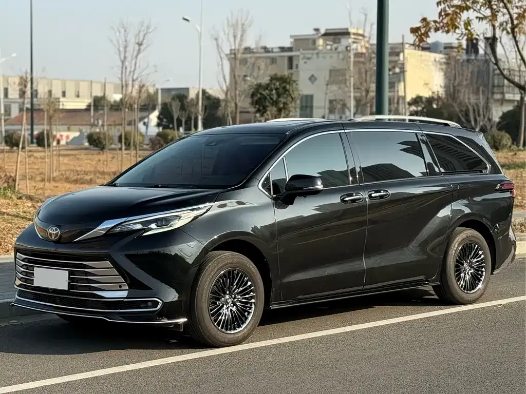 Toyota Sienna — фото 1