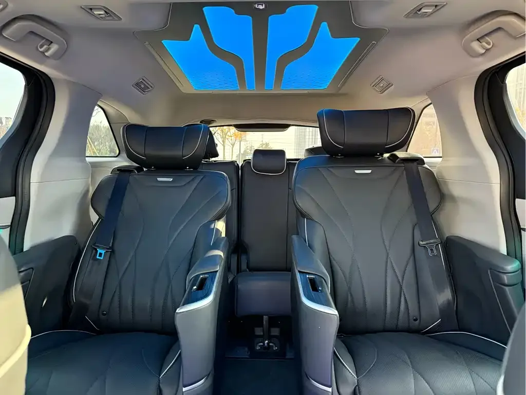 Toyota Sienna — фото 2