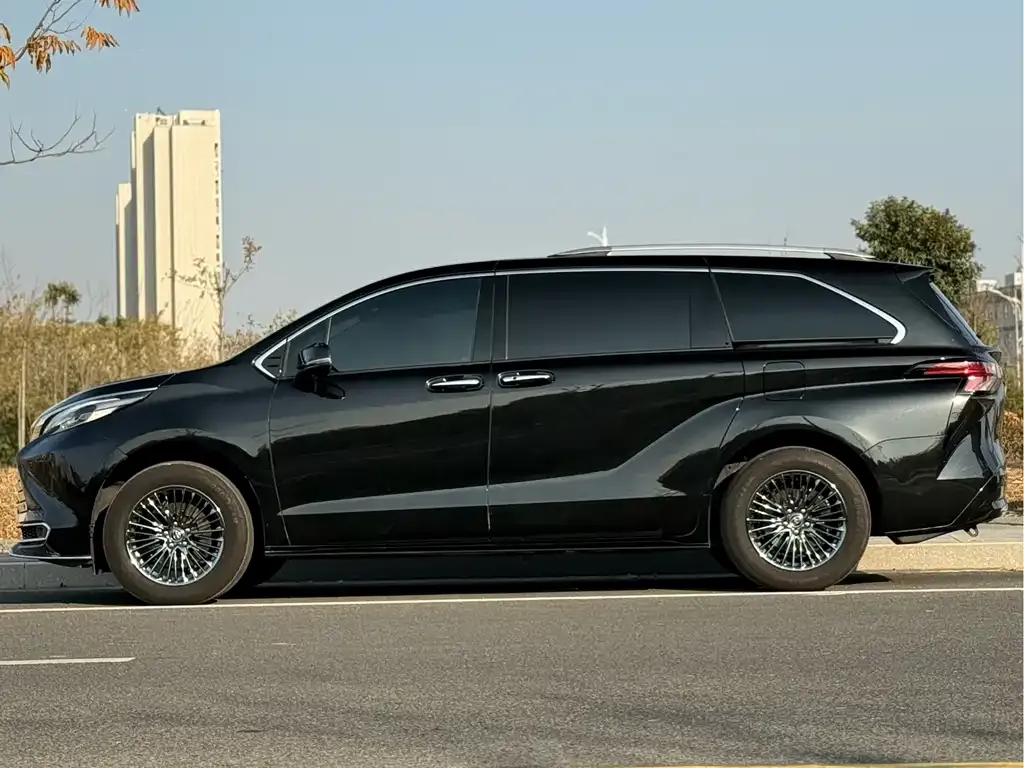 Toyota Sienna — фото 3