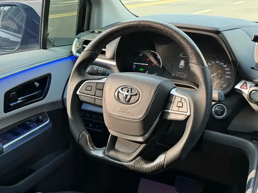 Toyota Sienna — фото 4