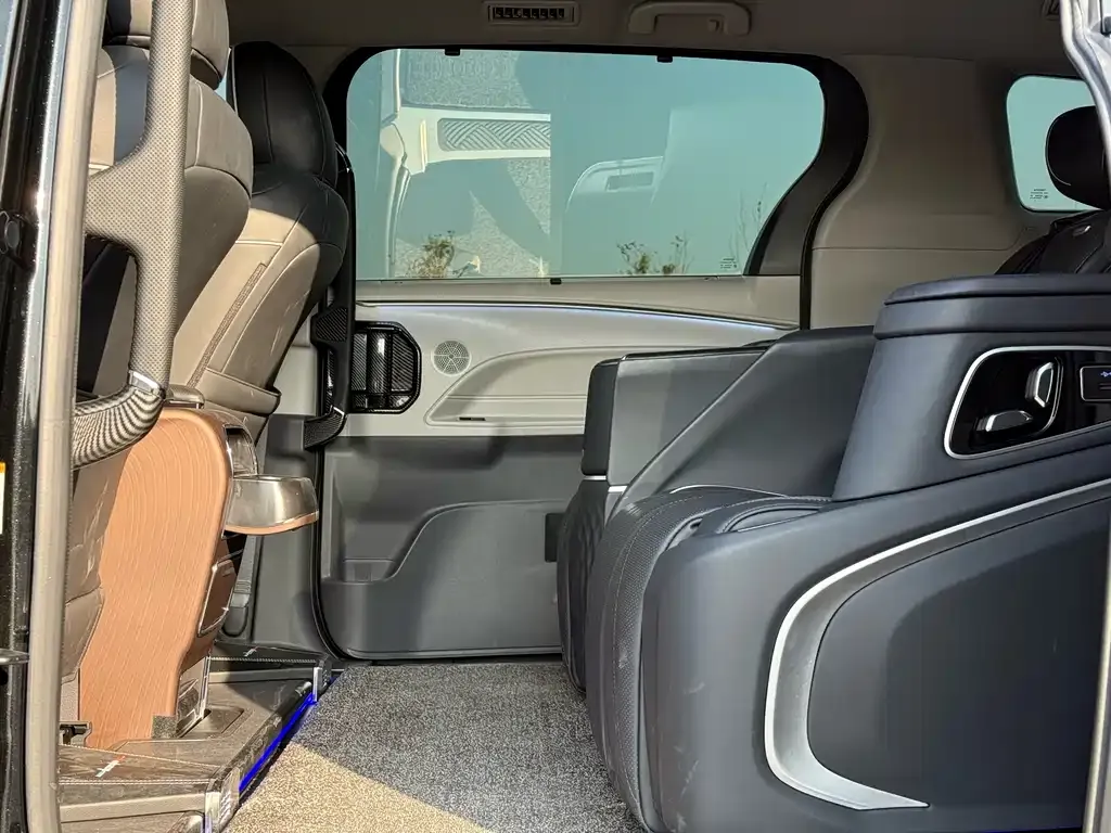 Toyota Sienna — фото 9