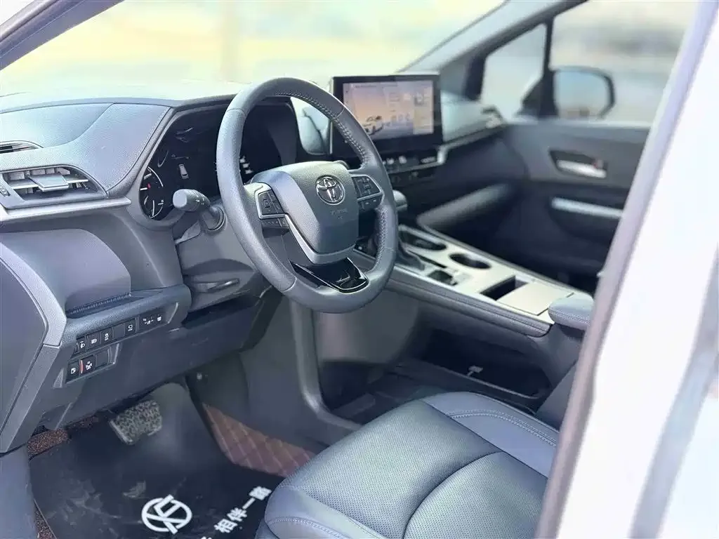 Toyota Sienna 2025 из CN, фото 4