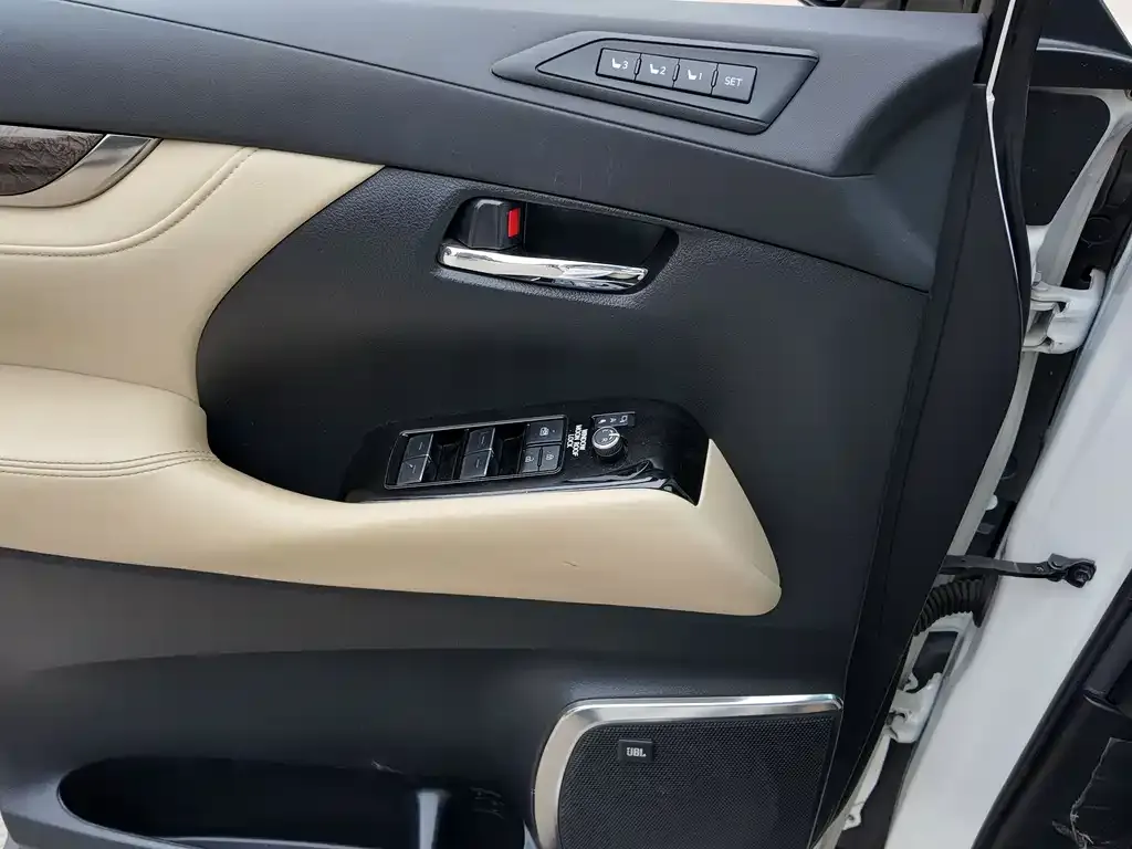 Toyota Vellfire — фото 2