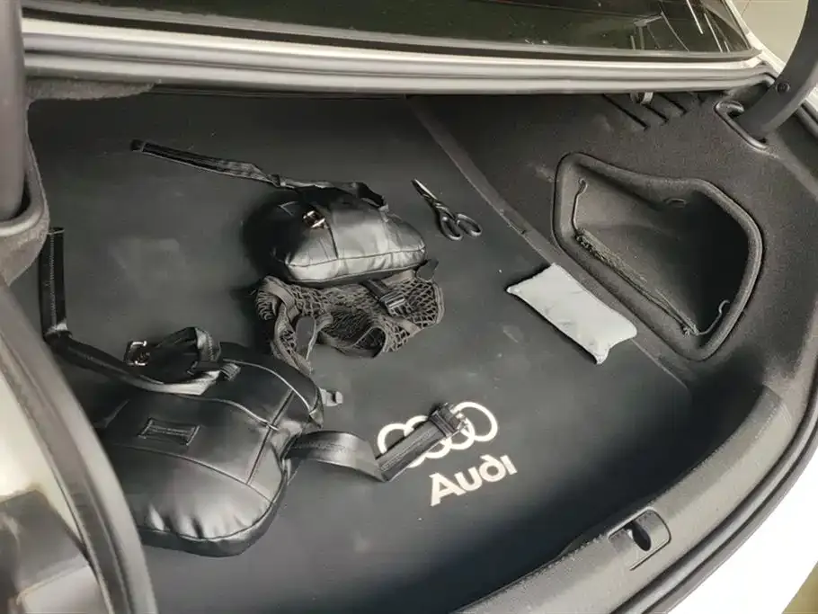 Audi A4L 2022 из CN, фото 4