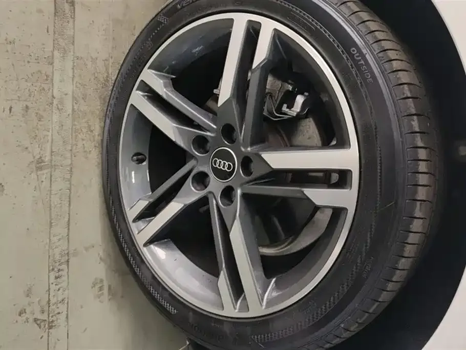 Audi A4L 2022 из CN, фото 9