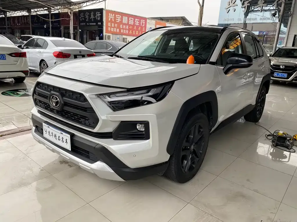 Toyota RAV4 — фото 1