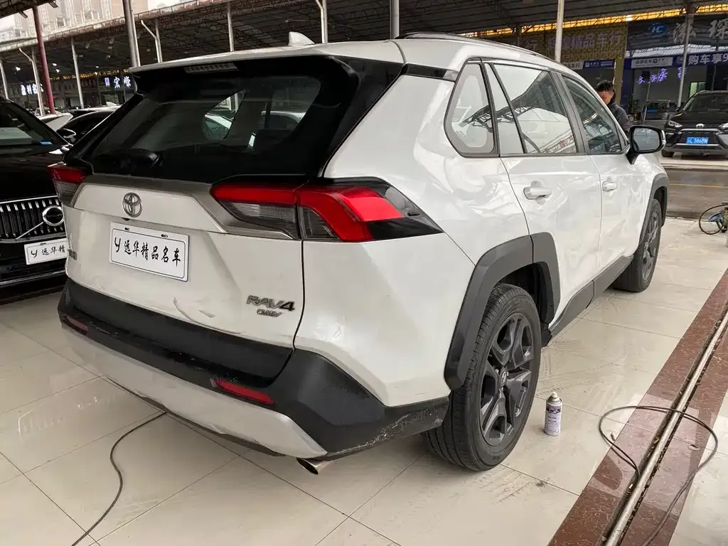 Toyota RAV4 — фото 5