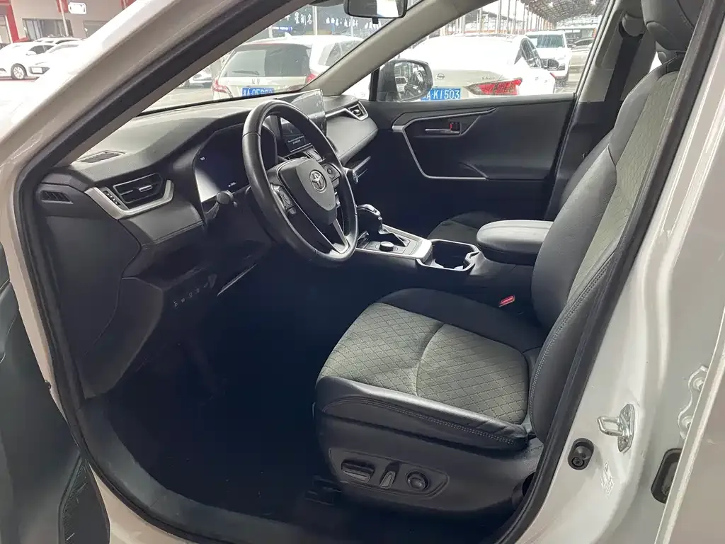 Toyota RAV4 — фото 4