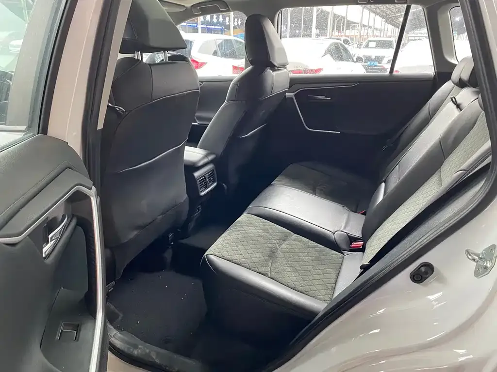 Toyota RAV4 — фото 3