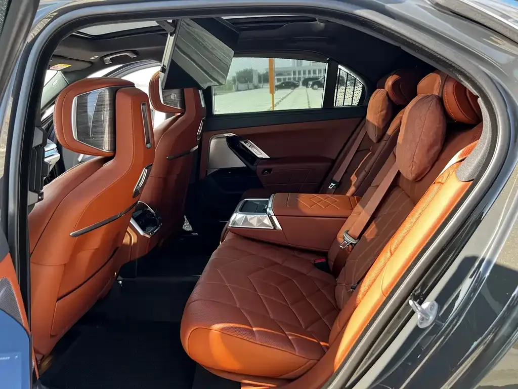 BMW 7 Series 2024 из CN, фото 9