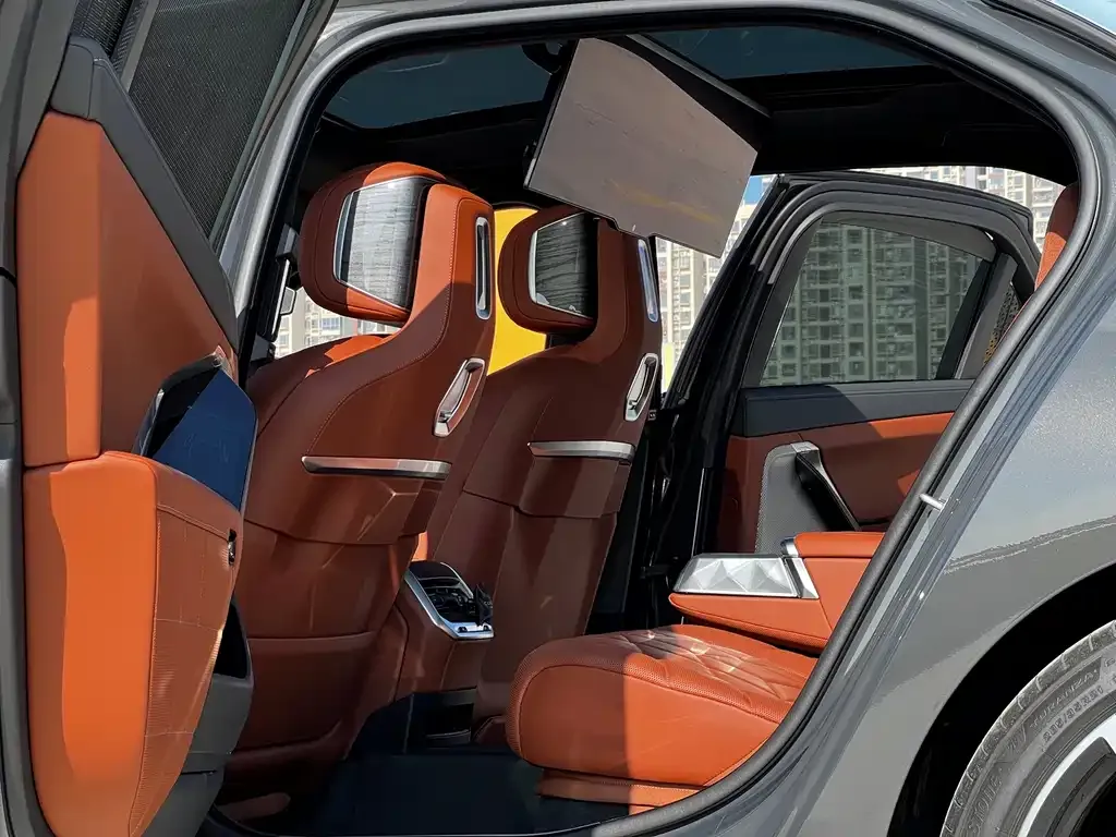 BMW 7 Series 2024 из CN, фото 10