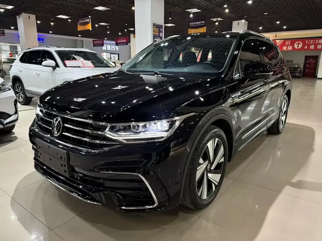 Volkswagen Tiguan L — фото 1