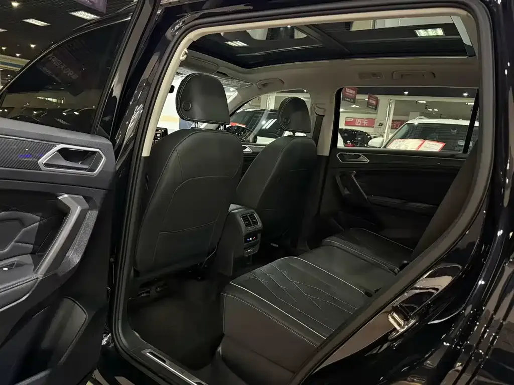 Volkswagen Tiguan L — фото 8
