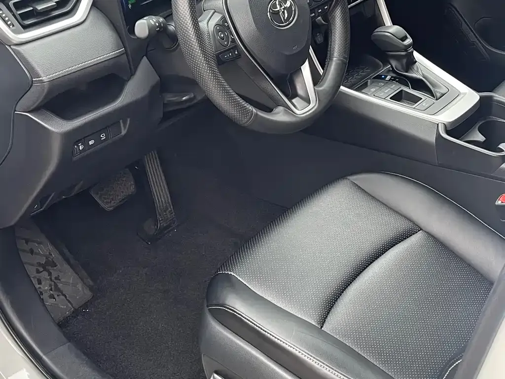 Toyota RAV4 — фото 6