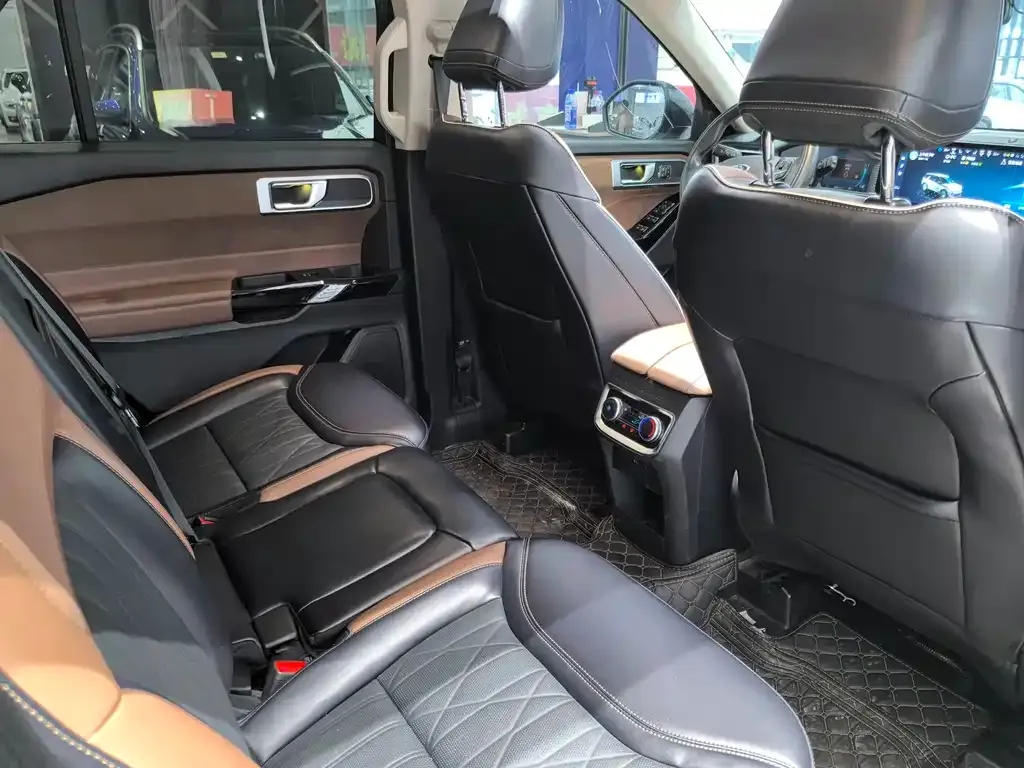 Ford Explorer 2023 из CN, фото 4