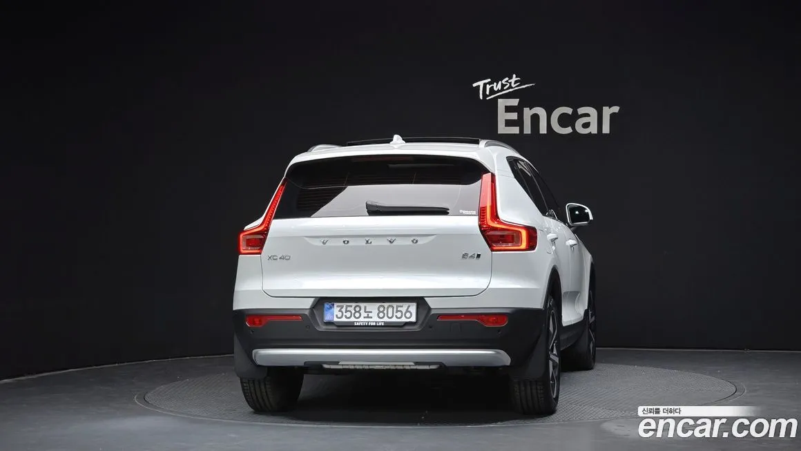 Volvo XC40 — фото 9