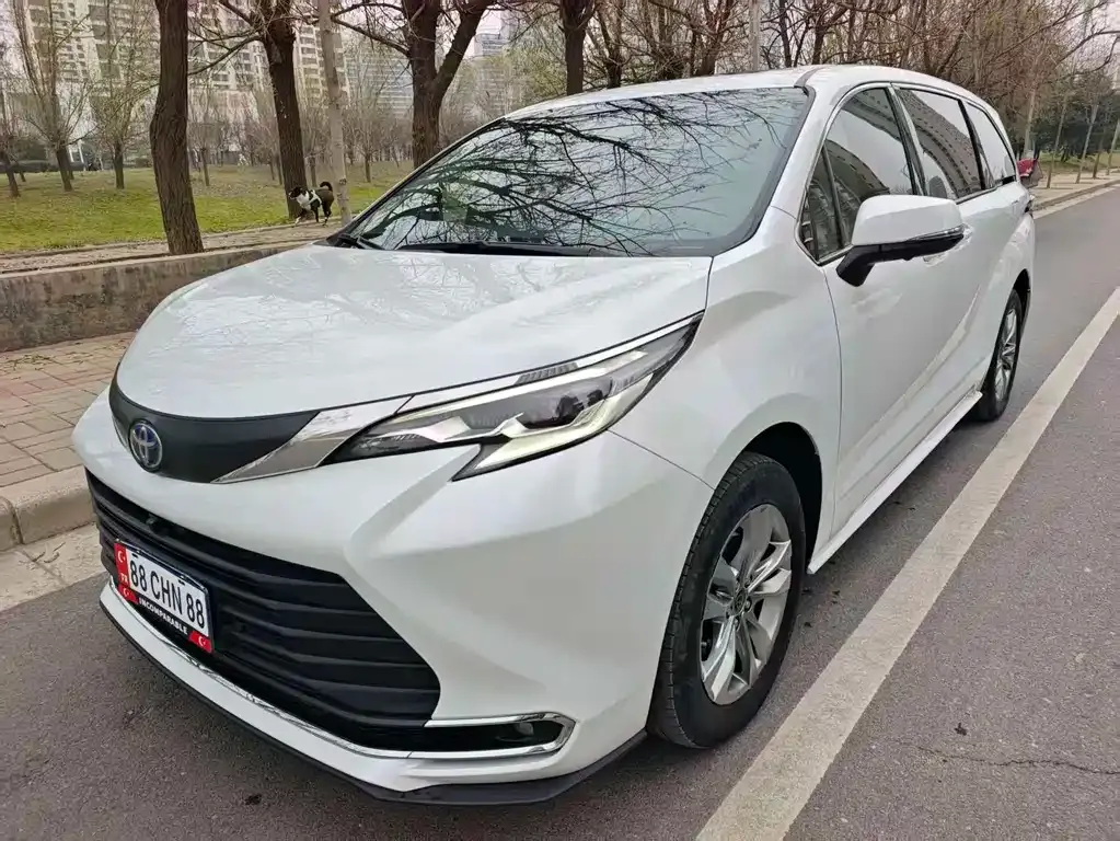 Toyota Sienna — фото 1