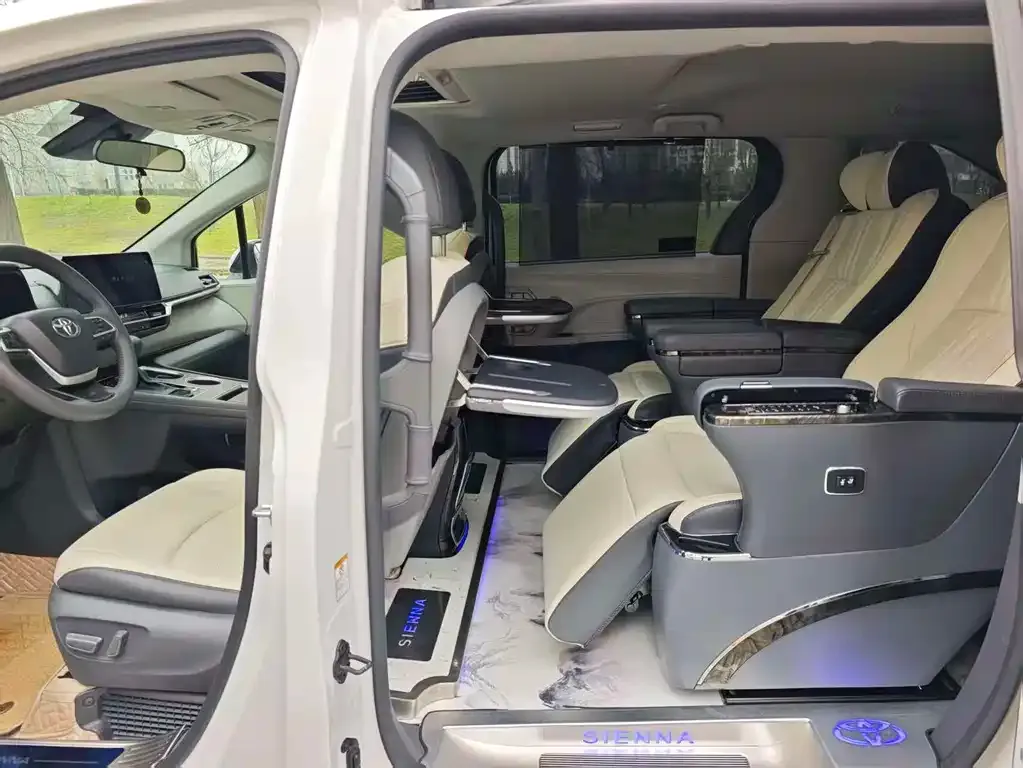 Toyota Sienna — фото 9