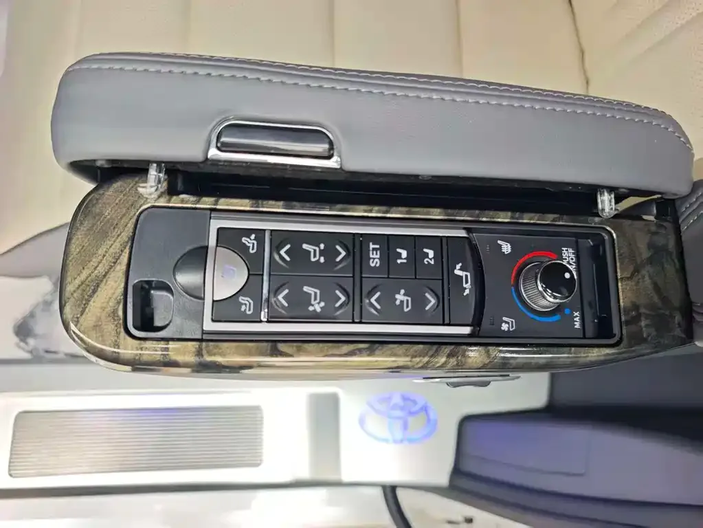 Toyota Sienna — фото 3