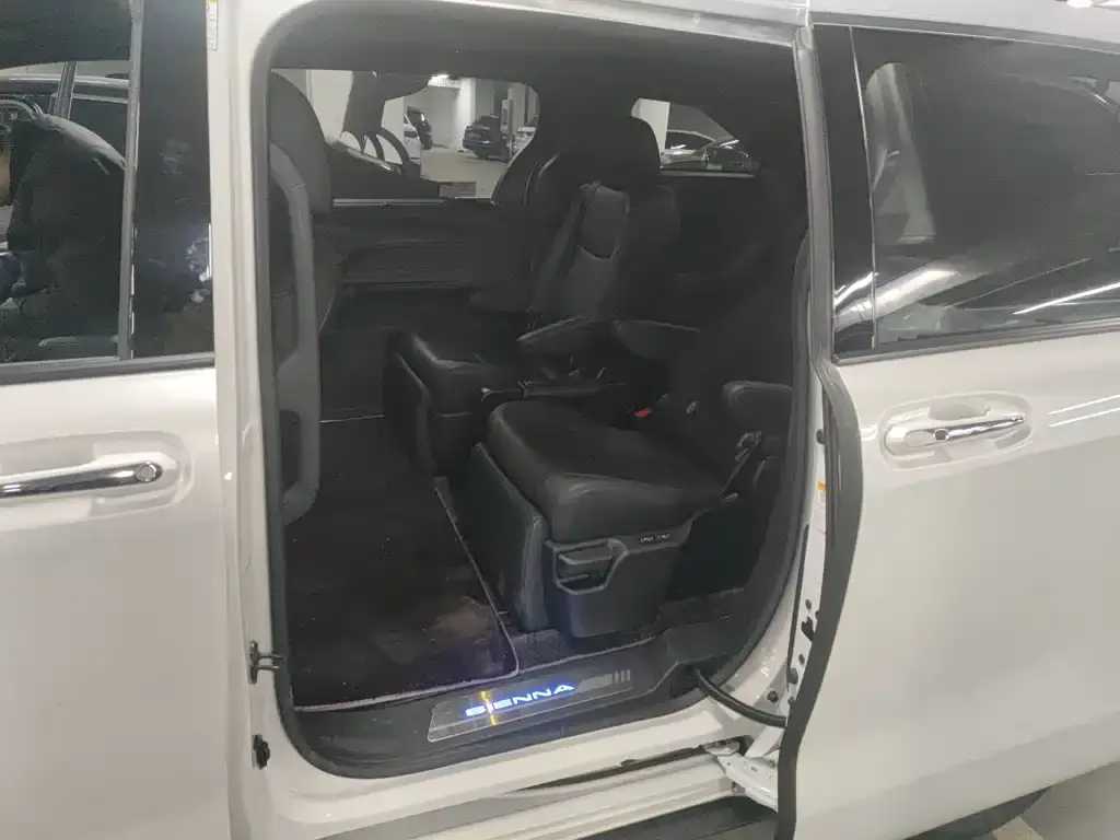 Toyota Sienna 2022 из CN, фото 2
