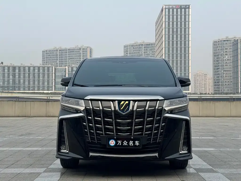 Toyota Alphard — фото 1