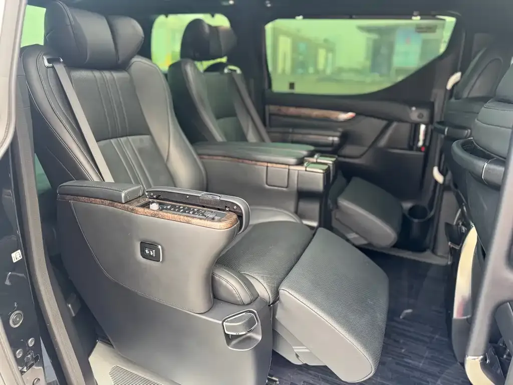 Toyota Alphard — фото 10