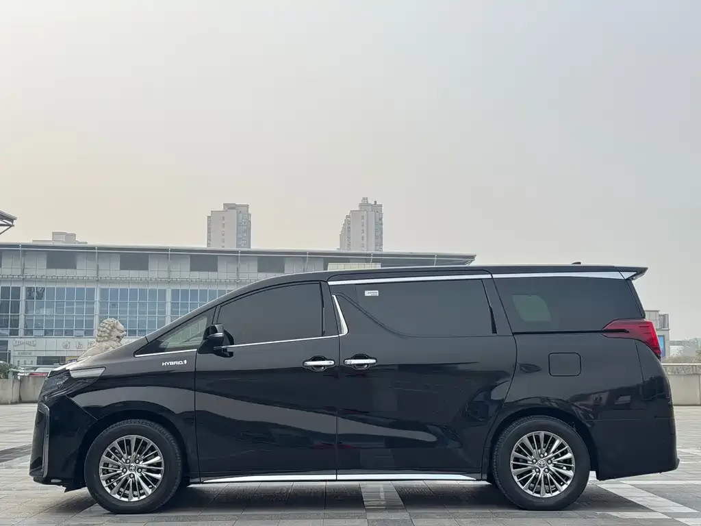 Toyota Alphard — фото 2