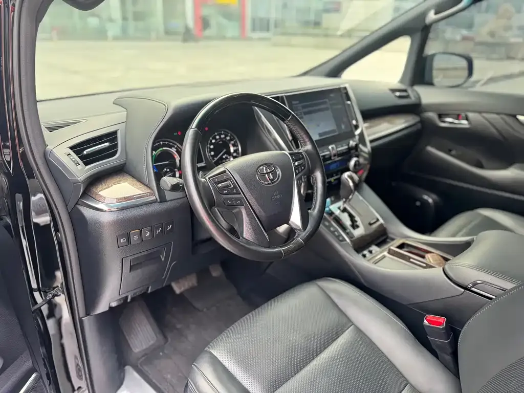 Toyota Alphard — фото 8