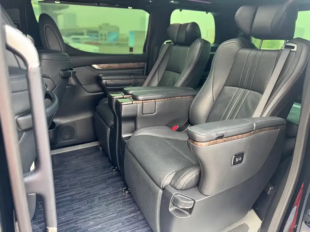 Toyota Alphard — фото 4