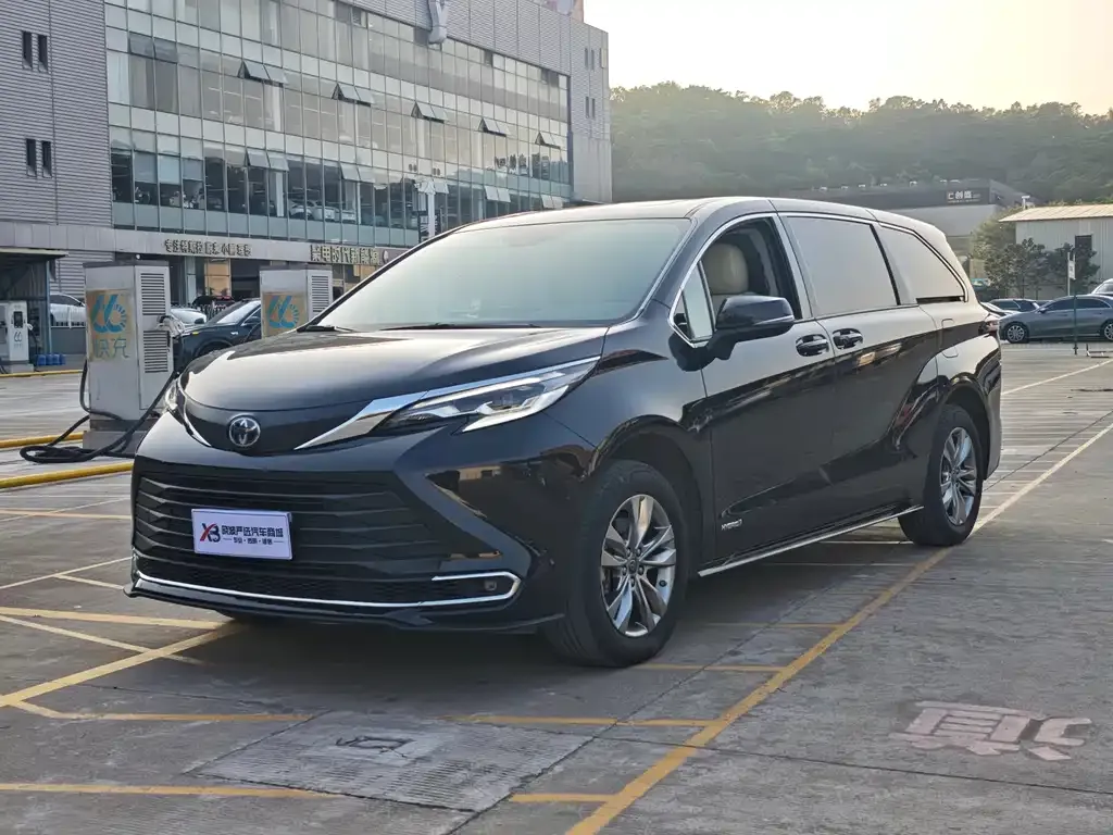Toyota Sienna — фото 1