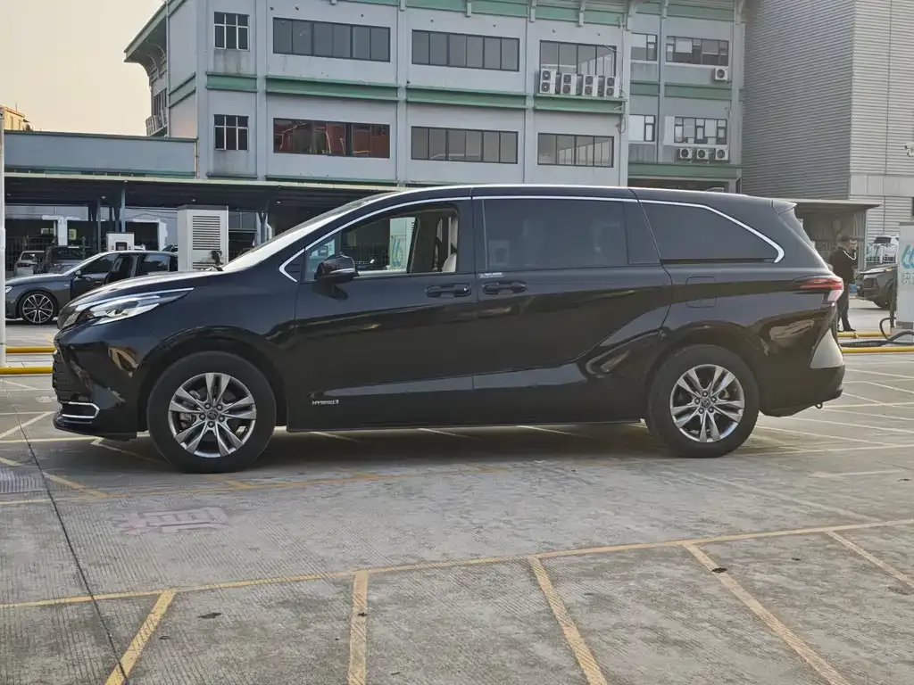 Toyota Sienna — фото 3
