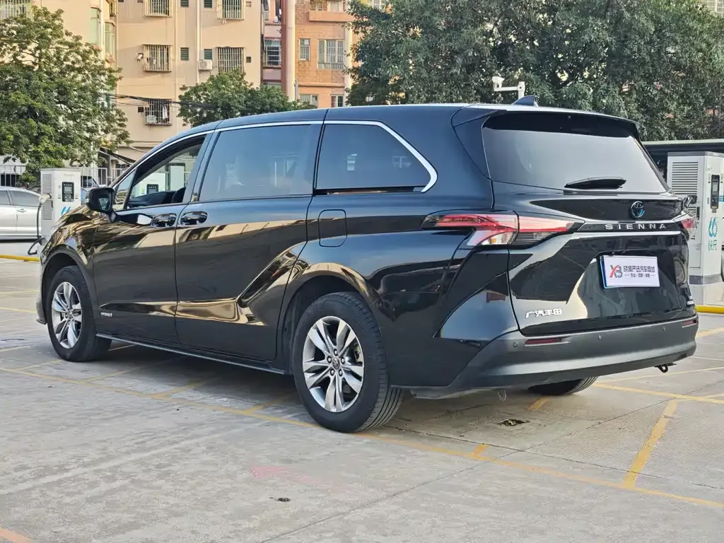 Toyota Sienna — фото 10