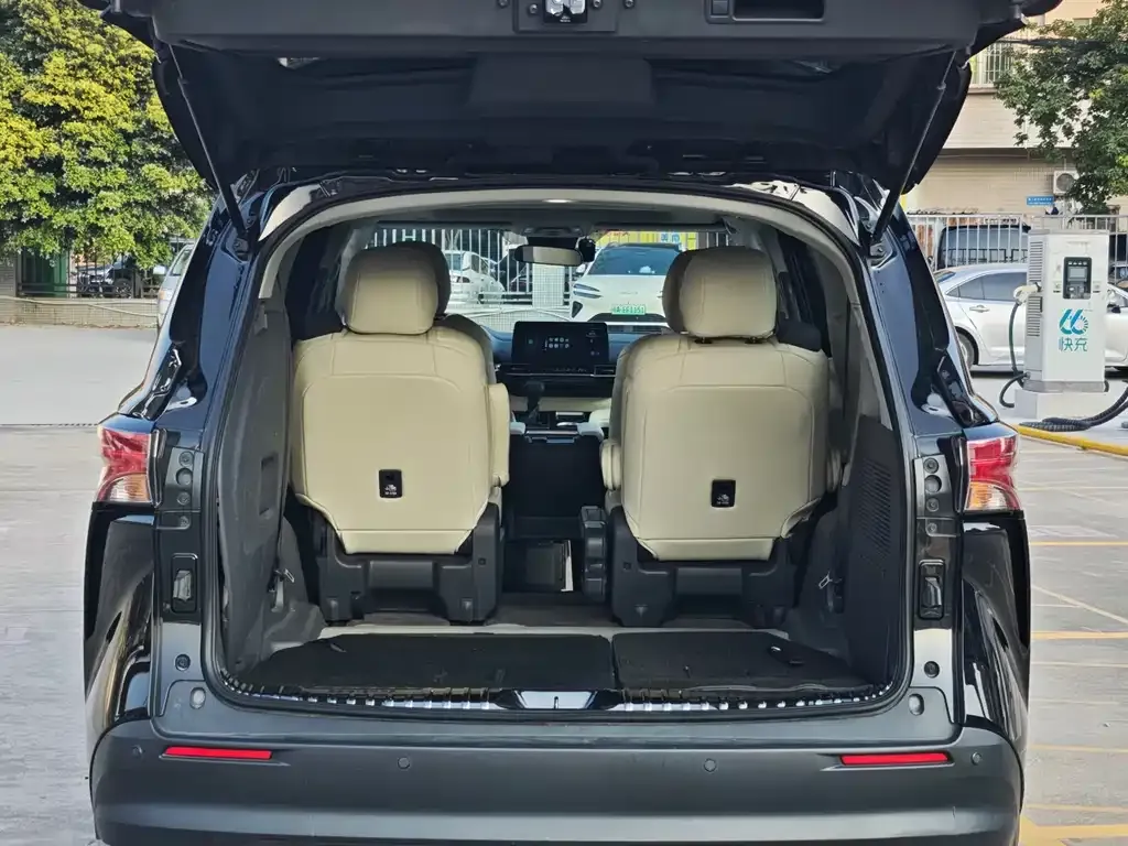 Toyota Sienna — фото 8