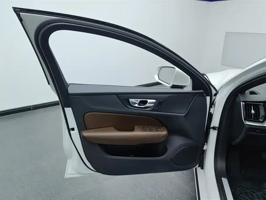 Volvo S60 2024 из CN, фото 5
