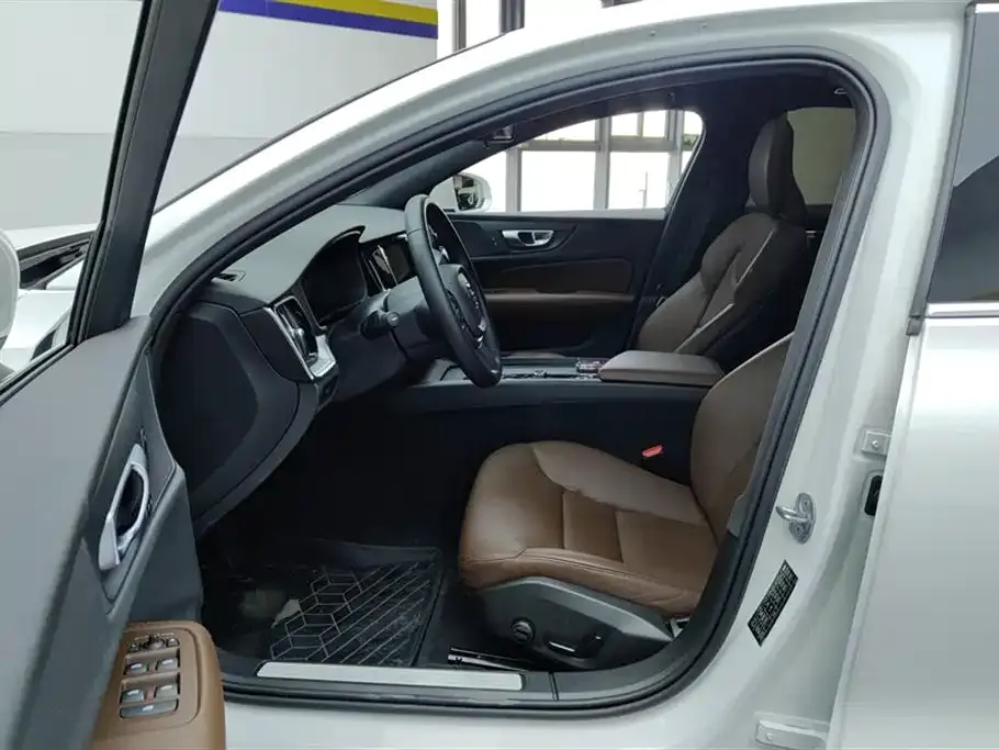 Volvo S60 2024 из CN, фото 7