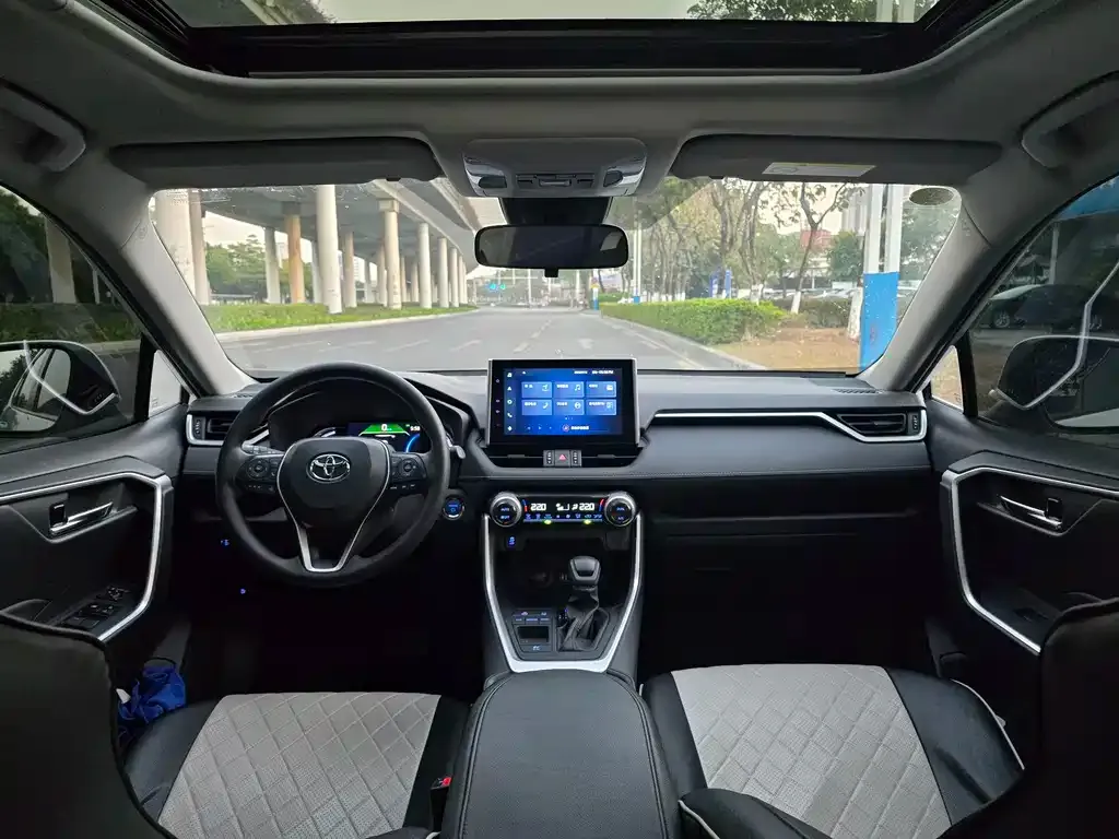 Toyota RAV4 2023 из CN, фото 4