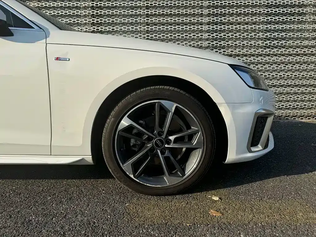 Audi A4L 2023 из CN, фото 3